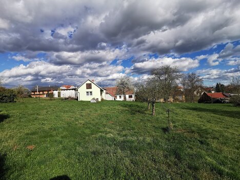 stavební pozemek s menším domkem Mohelno, CP 642, 35 min. od Brna