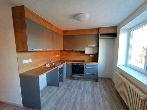 Pronájem zrekonstruovaného bytu 3+1 s balkonem a garáží, Dolní Loučky