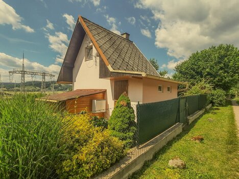 Prodej chaty s vlastní studnou, skleníkem a zahradou, Hradčany