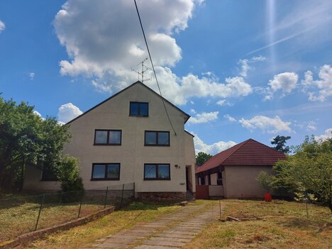 Prodej RD se zahradou, garáží a stodolou, Unín