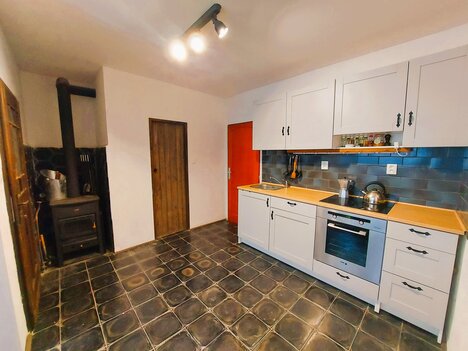 Pronájem bytu 2+1 s balkonem a šatnou, Bukov